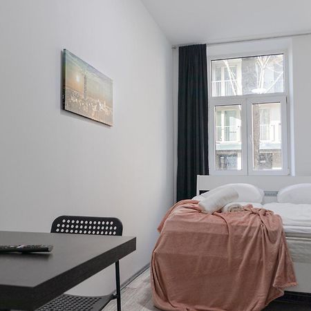 Affordable 5-Br Shared Apartment / Enkplatz U3 Getaway Viena Exterior foto