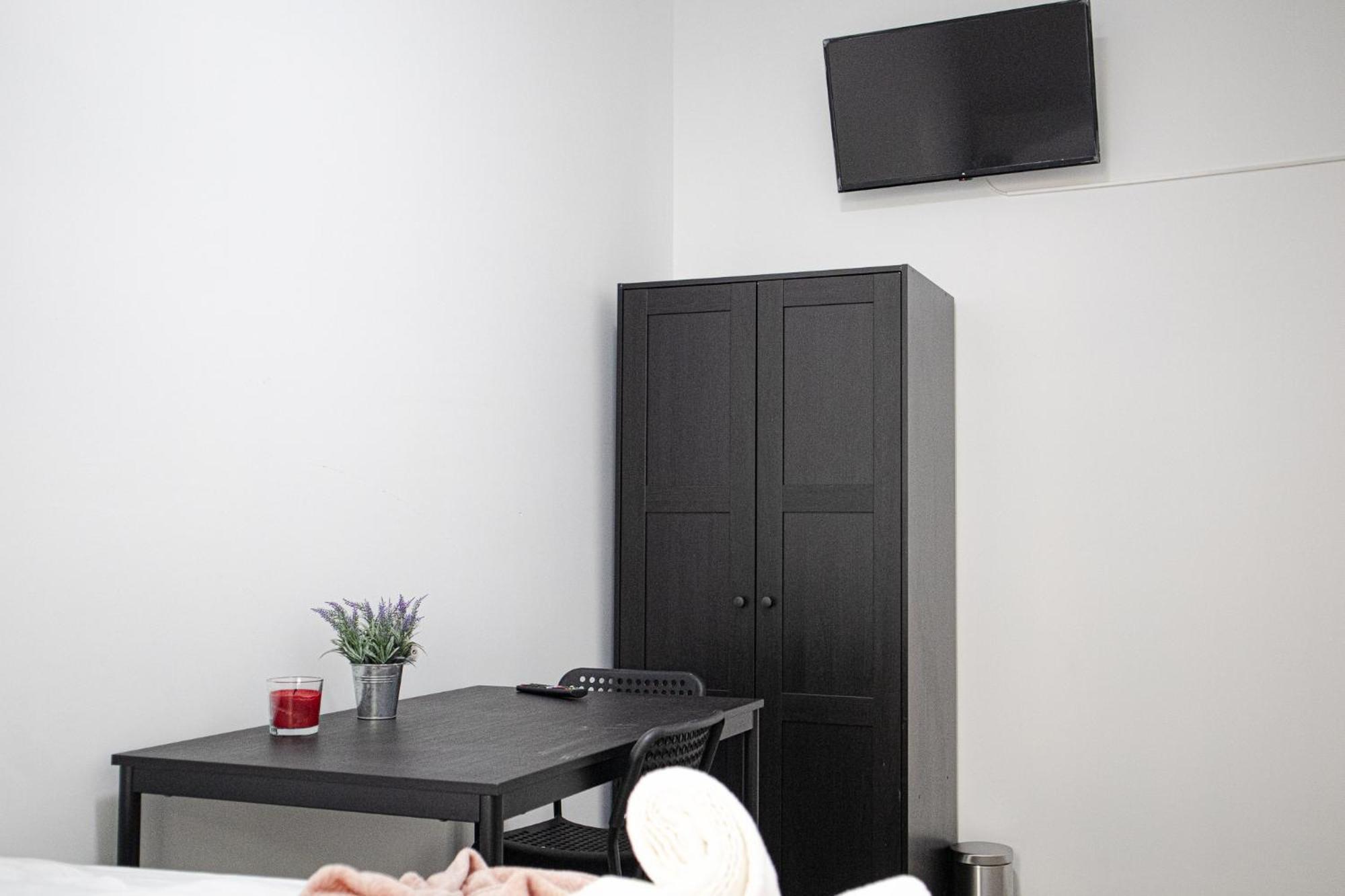 Affordable 5-Br Shared Apartment / Enkplatz U3 Getaway Viena Exterior foto