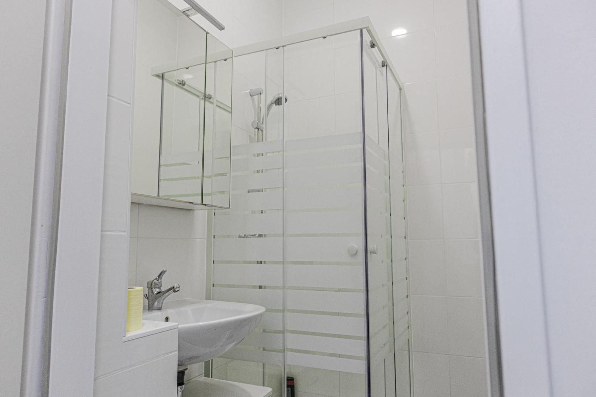 Affordable 5-Br Shared Apartment / Enkplatz U3 Getaway Viena Exterior foto