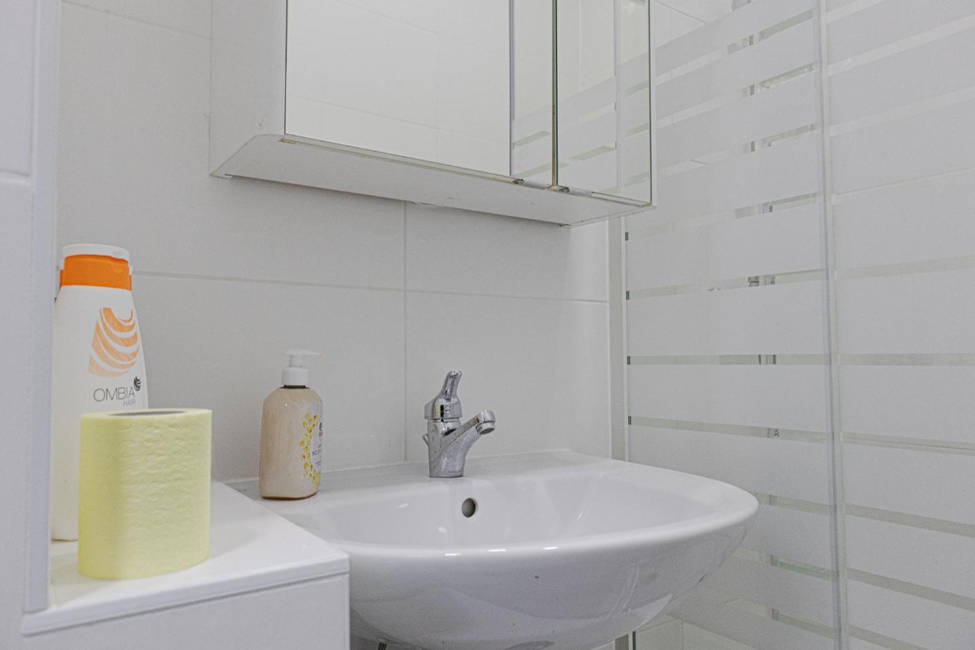 Affordable 5-Br Shared Apartment / Enkplatz U3 Getaway Viena Exterior foto
