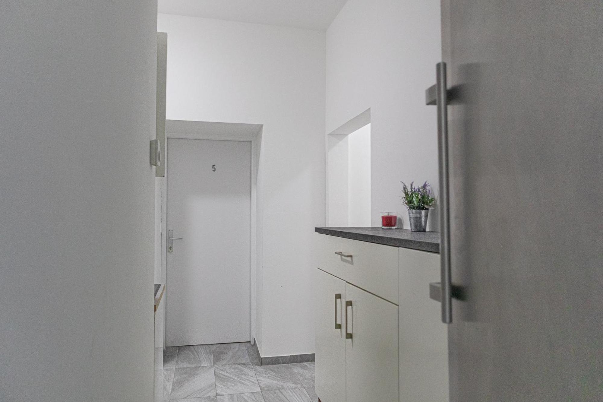 Affordable 5-Br Shared Apartment / Enkplatz U3 Getaway Viena Exterior foto