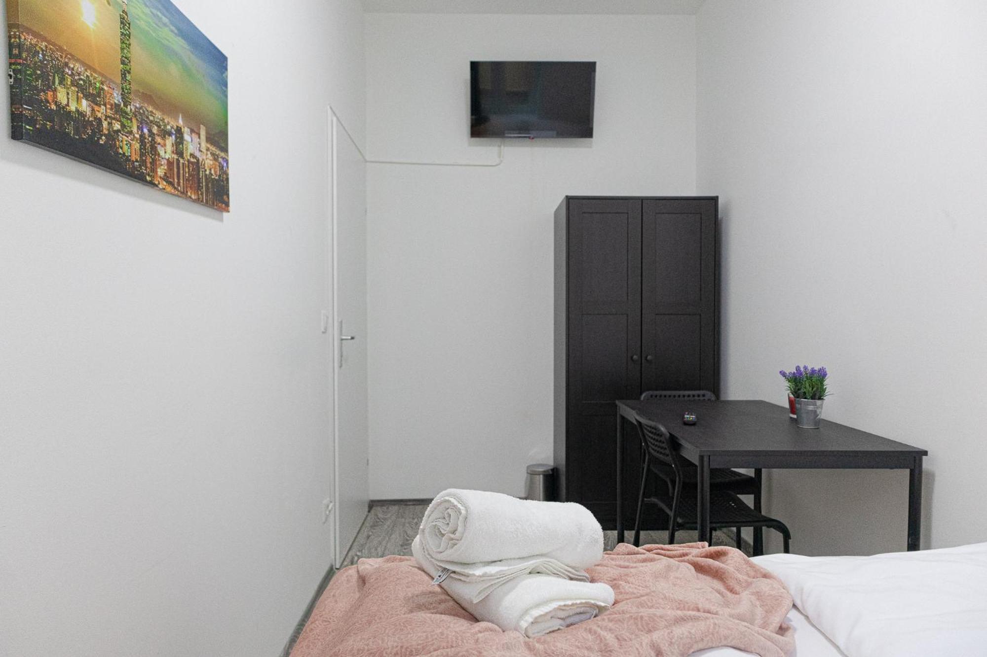 Affordable 5-Br Shared Apartment / Enkplatz U3 Getaway Viena Exterior foto
